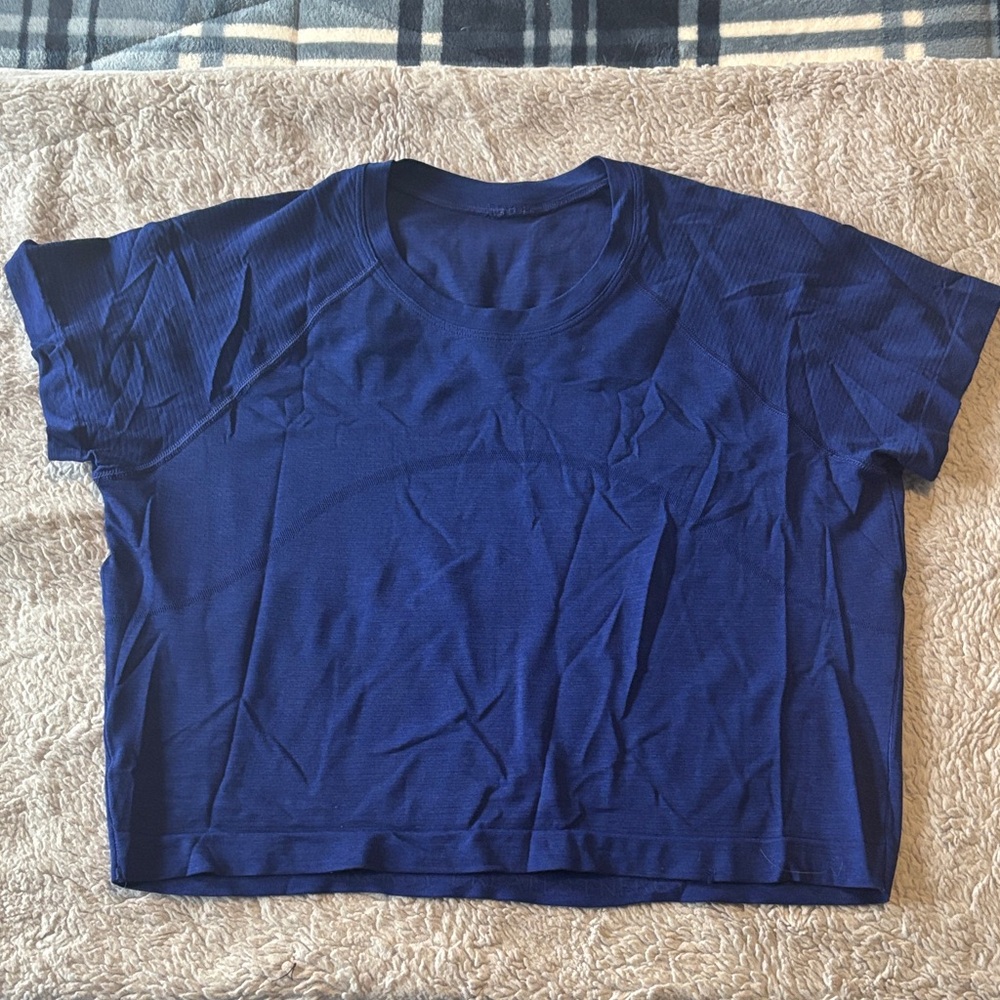 Lululemon Women's Blue Cropped tee